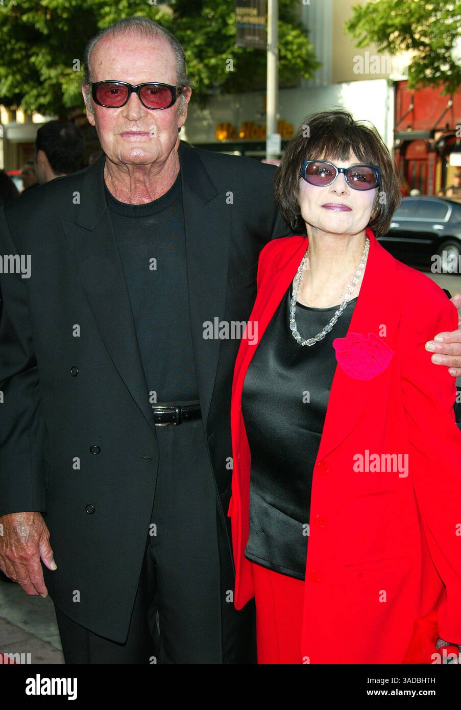 21 giugno 2004; Westwood, California, USA; l'attore JAMES GARNER e la moglie LOIS alla prima mondiale "The notebook" tenutasi al Mann Village Theatre. (Immagine di credito: Lisa o'Connor/ZUMAPRESS.com) Foto Stock