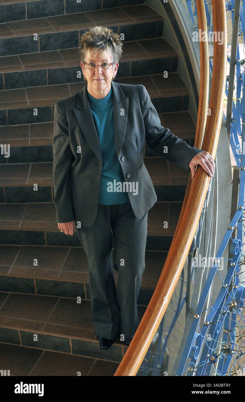 1 dicembre 2011 - USA - Cynthia Richards, direttore della divisione Financial Institutions del New Mexico Regulation & Licensing Department, fuori dal suo ufficio presso il Tony Anaya Building a Santa Fe, giovedì 1 dicembre 2011. (Immagine di credito: © Eddie Moore/Albuquerque Journal/ZUMAPRESS.com) Foto Stock