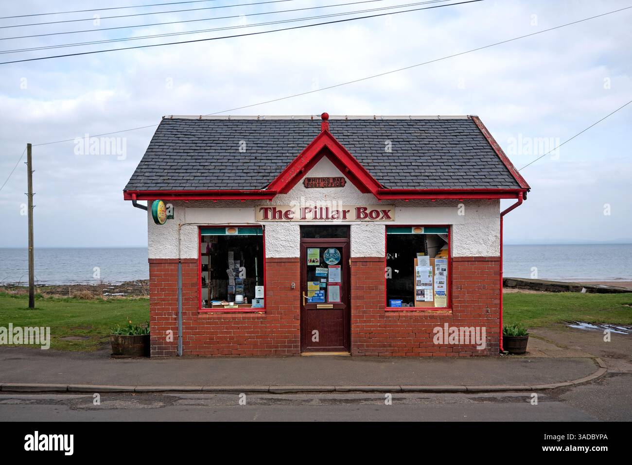 L'officina postale Pillar Box a Whiting Bay sull'isola di Arran, North Ayrshire, Scozia, Regno Unito. Foto Stock