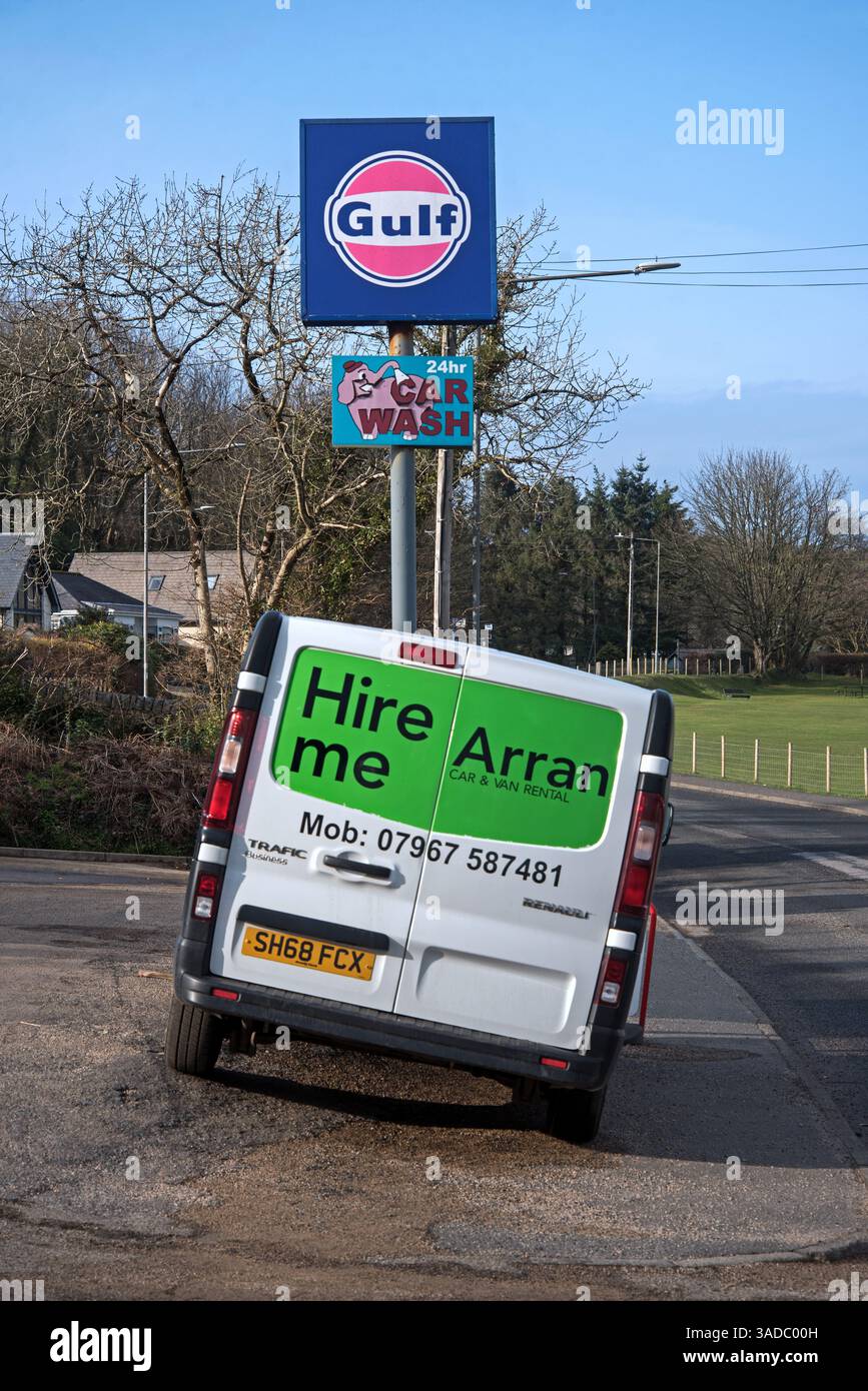Indicazioni stradali per Arran - noleggio di auto, Gulf and Car Wash presso una stazione di rifornimento di Whiting Bay sull'isola di Arran, Ayrshire settentrionale, Scozia, Regno Unito. Foto Stock