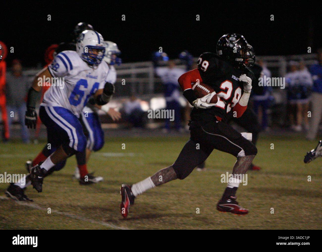 2 dicembre 2011 - DANIEL WALLACE | Times. PT 347001 WALL football 5 (12/02/2011 Dade City) Janarion Grant di Pasco (29) vola dall'endzone dopo aver intercettato un passaggio gesuita, segnando una vittoria di 31-7 dopo l'extra point. AZIONE SECONDO TEMPO: I gesuiti giocano a Pasco per la finale della regione di Classe 5A a Dade City il venerdì. Pasco ha vinto 31-7. [DANIEL WALLACE, Times] (immagine di credito: © St. Petersburg Times/ZUMAPRESS.com) Foto Stock
