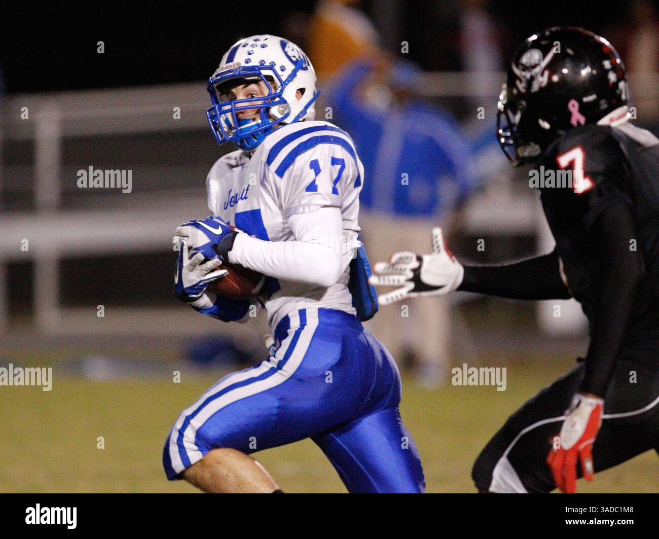 2 dicembre 2011 - DANIEL WALLACE | Times. PT 347001 WALL football 2 (12/02/2011 Dade City) Bryce Walker dei gesuiti (17) assicura un passaggio e passa 51 yard in touchdown pareggiando la partita all'inizio del secondo quarto. I gesuiti avrebbero preso un vantaggio di 7-6 dopo il punto extra. AZIONE DEL PRIMO TEMPO: I gesuiti giocano a Pasco per la finale della regione di Classe 5A a Dade City il venerdì. All'intervallo, Pasco ha 14-7. [DANIEL WALLACE, Times] (immagine di credito: © St. Petersburg Times/ZUMAPRESS.com) Foto Stock