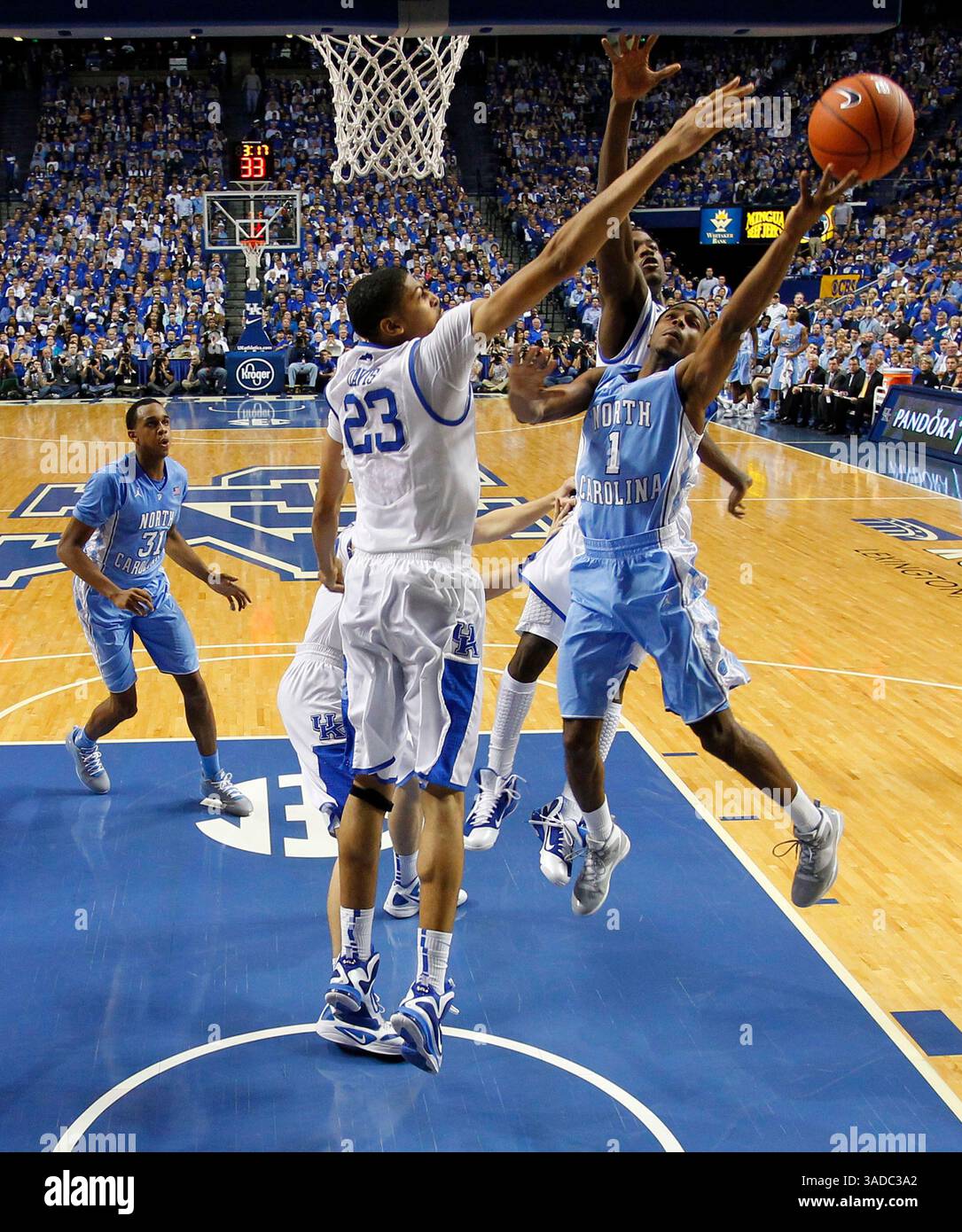 3 dicembre 2011 - Lexington, Kentucky, Stati Uniti - l'attaccante del Kentucky ANTHONY DAVIS (23) blocca il tiro della guardia della Carolina del Nord DEXTER STRICKLAND (1). (Immagine di credito: © Mark Cornelison/Lexington Herald-leader/MCT/ZUMAPRESS.com) Foto Stock