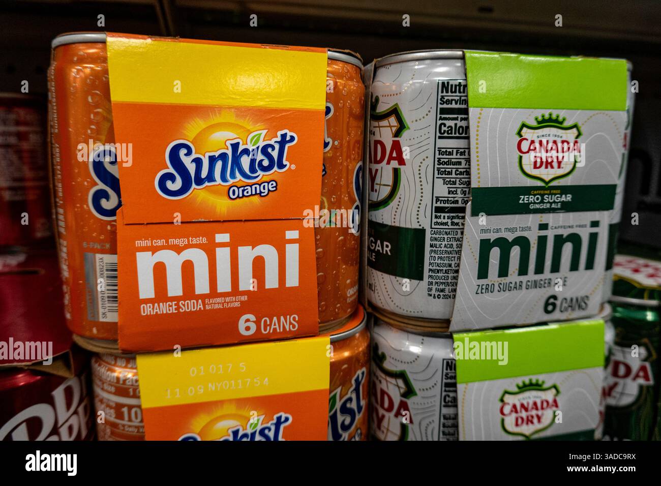 Le famose mini lattine di bibite gassate sono esposte presso la farmacia CVS di New York, USA 2025 Foto Stock