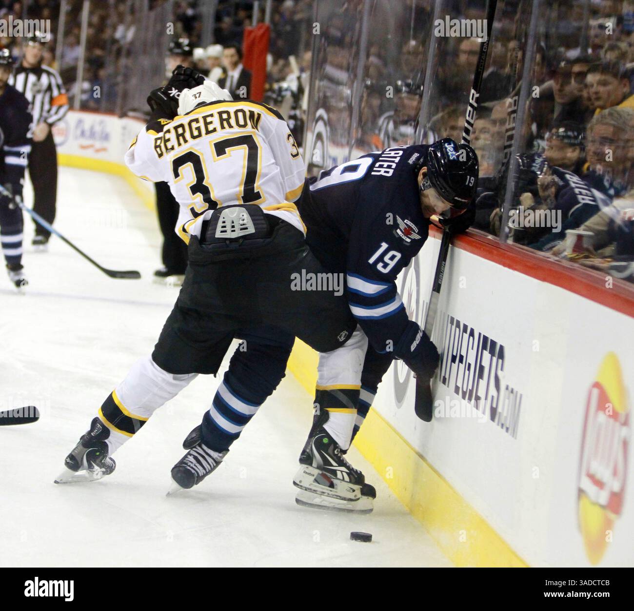 6 dicembre 2011 - Winnipeg, Manitoba, Canada - NHL 2011 - dicembre 06; Winnipeg, MB, CAN; centro Boston Bruins Patrice Bergeron (37) controlla il centro Winnipeg Jets Jim Slater (19) contro il vetro durante il secondo periodo al MTS Center. Credito obbligatorio: Bobby Navasca - Southcreek Global Media (immagine di credito: © Bobby Navasca/Southcreek/ZUMAPRESS.com) Foto Stock