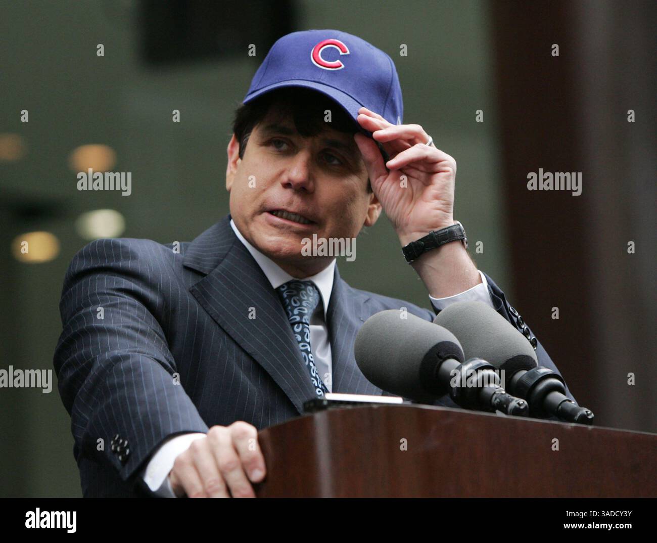 7 dicembre 2011 - Chicago, Illinois, Stati Uniti - Rod Blagojevich, l'ex governatore dell'Illinois, è stato condannato mercoledì a 14 anni di carcere federale per 18 condanne per corruzione. NELLA FOTO: 30 settembre 2008 il governatore dell'Illinois ROD BLAGOJEVICH durante il raduno dei Chicago Cubs. (Immagine di credito: © Kamil Krzaczynski/ZUMAPRESS.com) Foto Stock