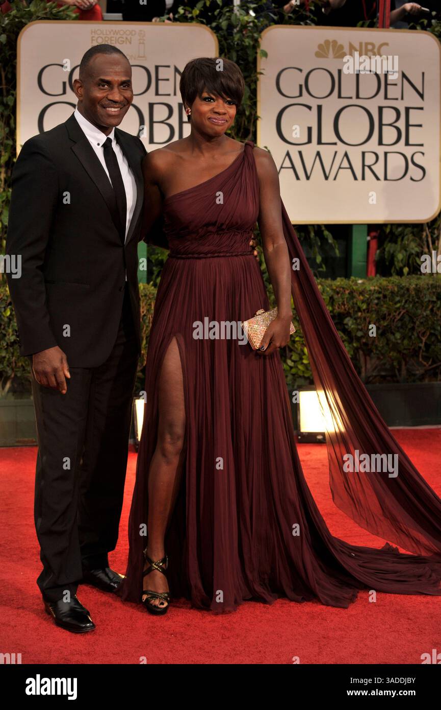 15 gennaio 2012 - Los Angeles, California, Stati Uniti - l'attrice VIOLA DAVIS che indossa abito Pucci, scarpe Jimmy Choo, gioielli Fred Leighton, pochette Judith Leiber e marito JULIUS TENNON arriva domenica al 69° Golden Globe Awards al Beverly Hilton Hotel di Beverly Hills, California. (Immagine di credito: © Leonard Ortiz/ZUMAPRESS.com) Foto Stock