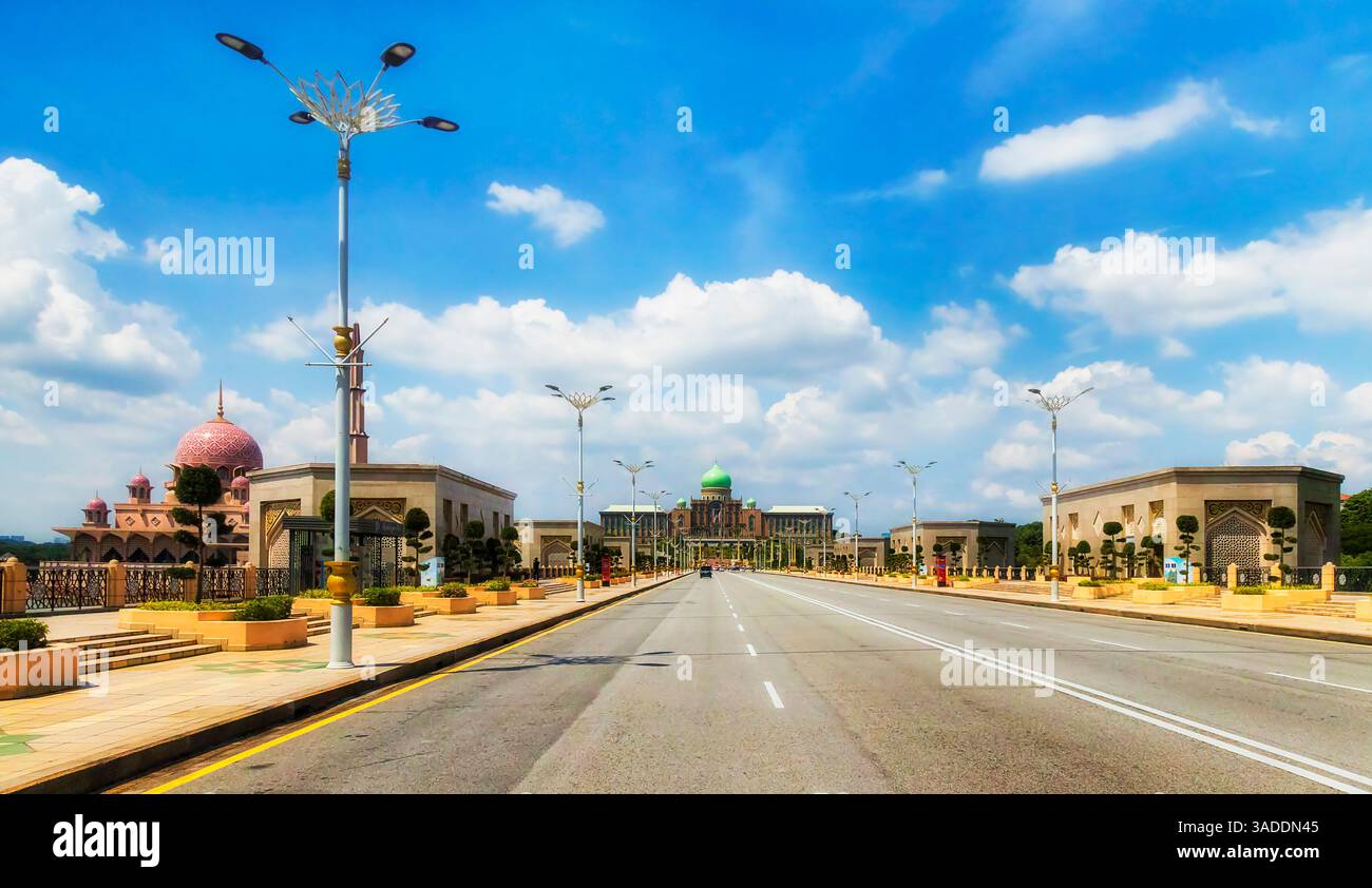 Ampia autostrada a più corsie del ponte di Putra sul lago Putrajaya fino alla Moschea Rossa e all'ufficio del palazzo del PM nella capitale della Malesia. Foto Stock