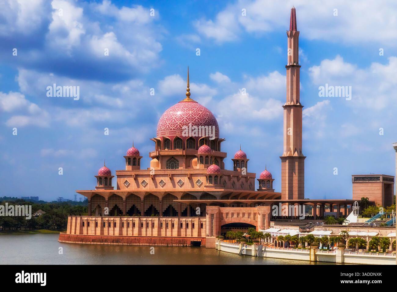 Famosa Moschea Rossa sulle rive del lago Putrajaya nella capitale della Malesia. Foto Stock