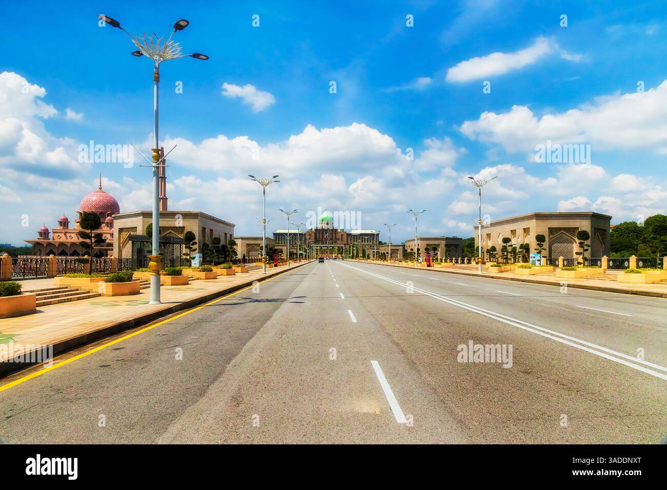 Ponte di Putra sul lago Putrajaya fino alla Moschea Rossa e all'ufficio del palazzo del pomeriggio nella capitale della Malesia. Foto Stock