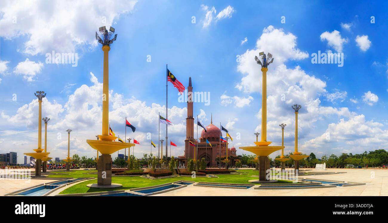 Piazza Putra, colorata plaza e bandiere nazionali alla Moschea di Putra nella capitale della Malesia - panorama urbano. Foto Stock