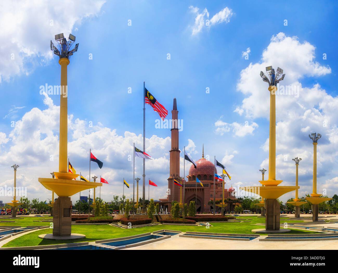 la colorata plaza e le bandiere nazionali di Piazza Putra alla Moschea Putra nella capitale della Malesia. Foto Stock