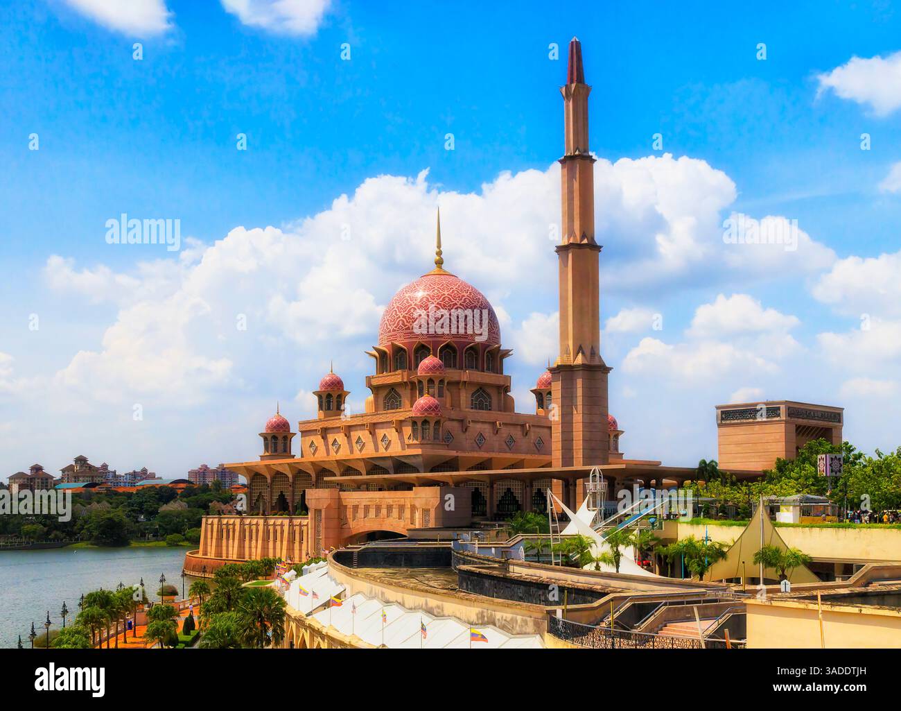 Cupola rosa della moschea di Putra nella capitale della Malesia Putrajaya. Foto Stock