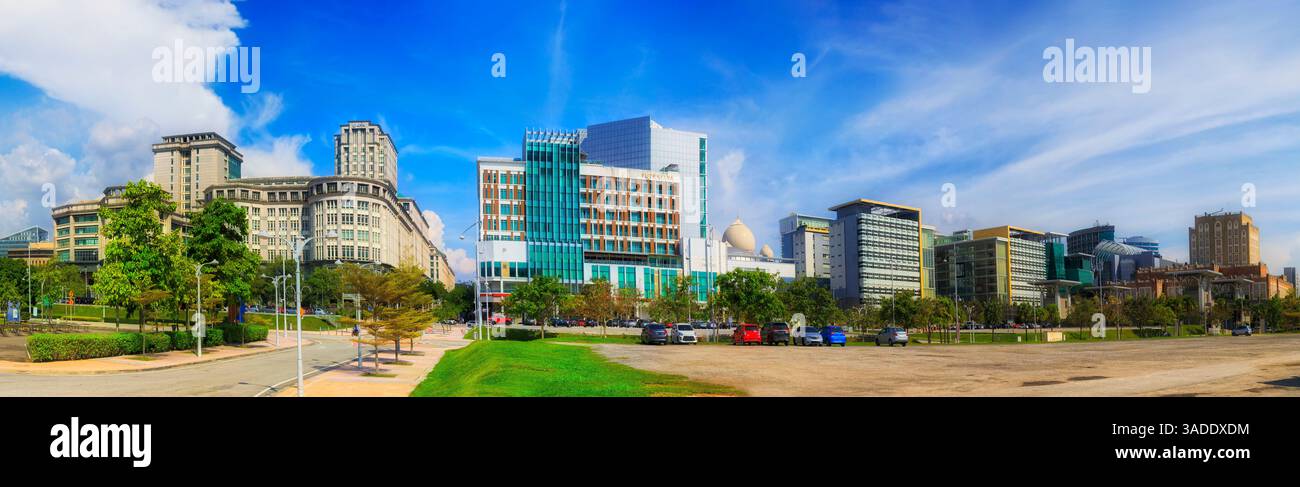Paesaggio urbano interno della moderna architettura urbana della città di Purtrajaya in Malesia - vista panoramica. Foto Stock