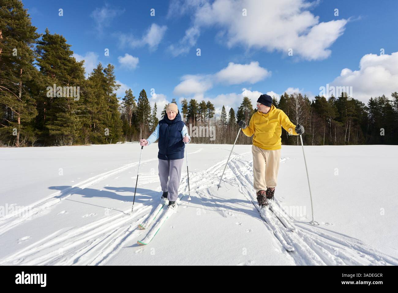 Coppia europea con circa 50 anni di sci di fondo su campi innevati. Foto Stock