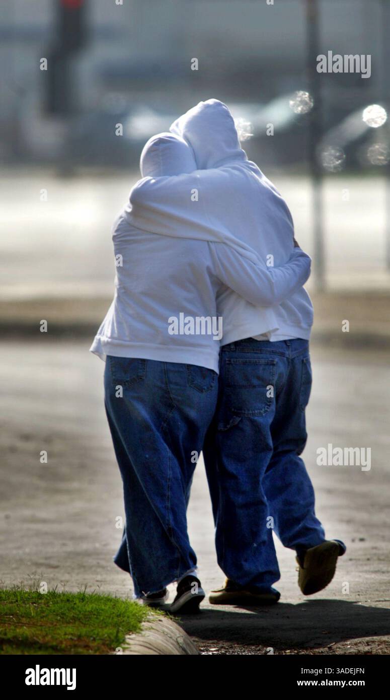 Delilah, Left, e Rosalio Victorin, camminando lungo Chester Avenue, martedì mattina mentre si abbracciano l'un l'altro indossando felpe con cappuccio identiche. (Immagine di credito: The Bakersfield Californian/ZUMAPRESS.com) Foto Stock