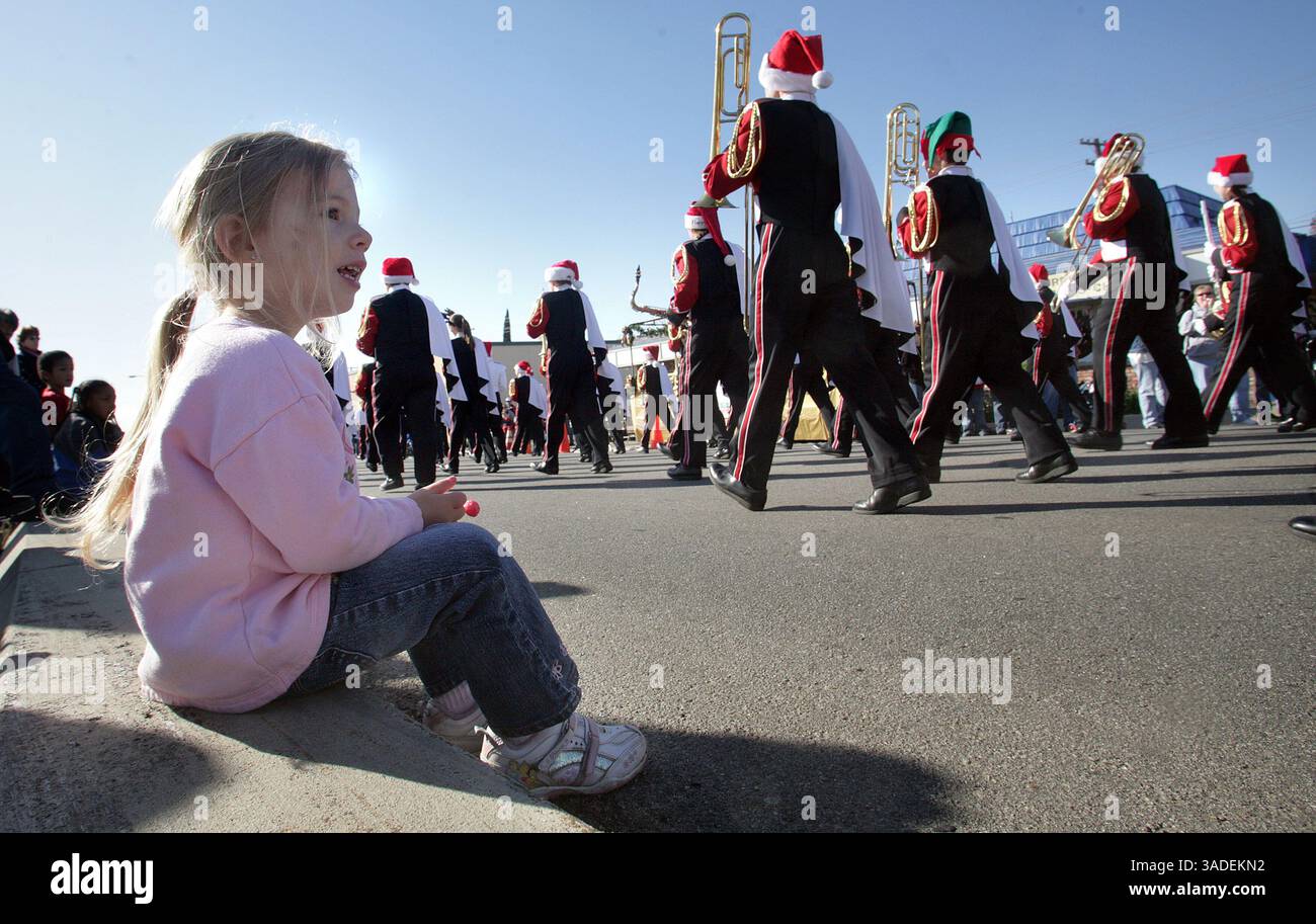 Henry A. Barrios / il californiano. Nevaeh Davis, di tre anni, è una delle centinaia di bambini schierati su North Chester Avenue per assistere alla parata natalizia annuale dei bambini del North of the River. (Immagine di credito: The Bakersfield Californian/ZUMAPRESS.com) Foto Stock