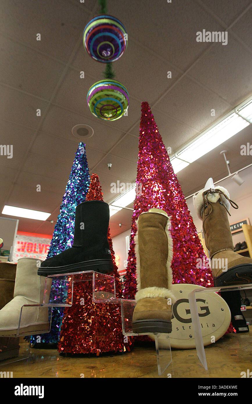 Casey Christie/Bakersfield, California. Al Guarantee Shoe Center di Chester Avenue, gli stivali Ugg sono un oggetto molto popolare quest'anno per gli amanti dello shopping natalizio. (Immagine di credito: The Bakersfield Californian/ZUMAPRESS.com) Foto Stock