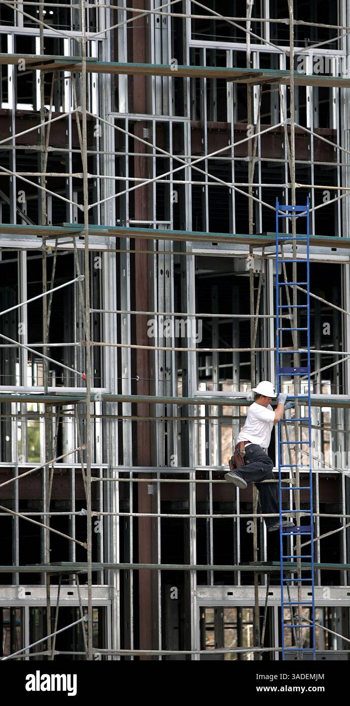 Casey Christie / The Californian. Seth McCullough con Premier Impponold, Inc., scende dalla scala sul lato del Chester Medical Center attualmente in costruzione su Chester Avenue e 26th Street Wednesday. (Immagine di credito: The Bakersfield Californian/ZUMAPRESS.com) Foto Stock