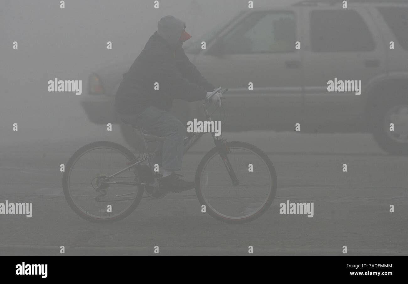 Casey Christie / The Califonian. Un ciclista naviga lungo Chester Avenue vicino alla 9th Street venerdì mattina mentre il traffico passa. (Immagine di credito: The Bakersfield Californian/ZUMAPRESS.com) Foto Stock