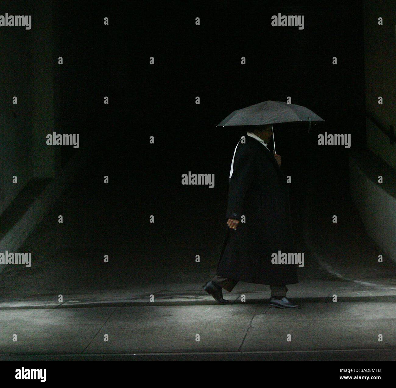 Casey Christie / The Californian. Una persona cammina lungo la 17th Street vicino a Chester Avenue in un caotico mercoledì pomeriggio in centro, oltre il garage del parcheggio. (Immagine di credito: The Bakersfield Californian/ZUMAPRESS.com) Foto Stock