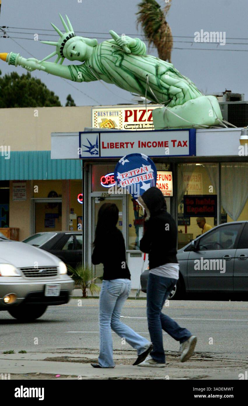 Casey Christie / The Californian. Lady Liberty appoggiata al vento su Chester Avenue, in cima al Liberty Income Tax Thursday. (Immagine di credito: The Bakersfield Californian/ZUMAPRESS.com) Foto Stock