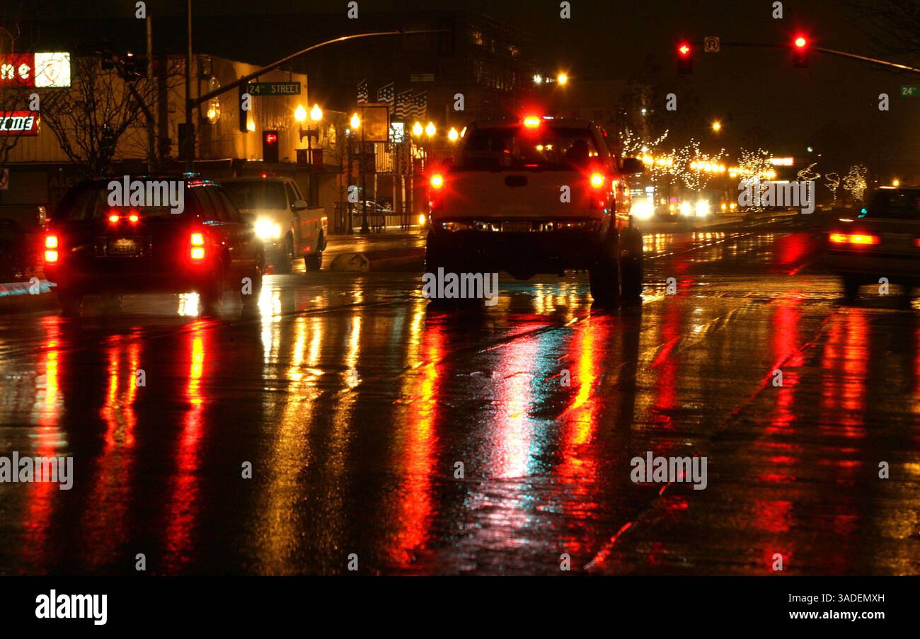 Casey Christie / The Californian. Le luci di posizione posteriori si riflettono su Chester Avenue in una notte umida a Bakersfield. (Immagine di credito: The Bakersfield Californian/ZUMAPRESS.com) Foto Stock