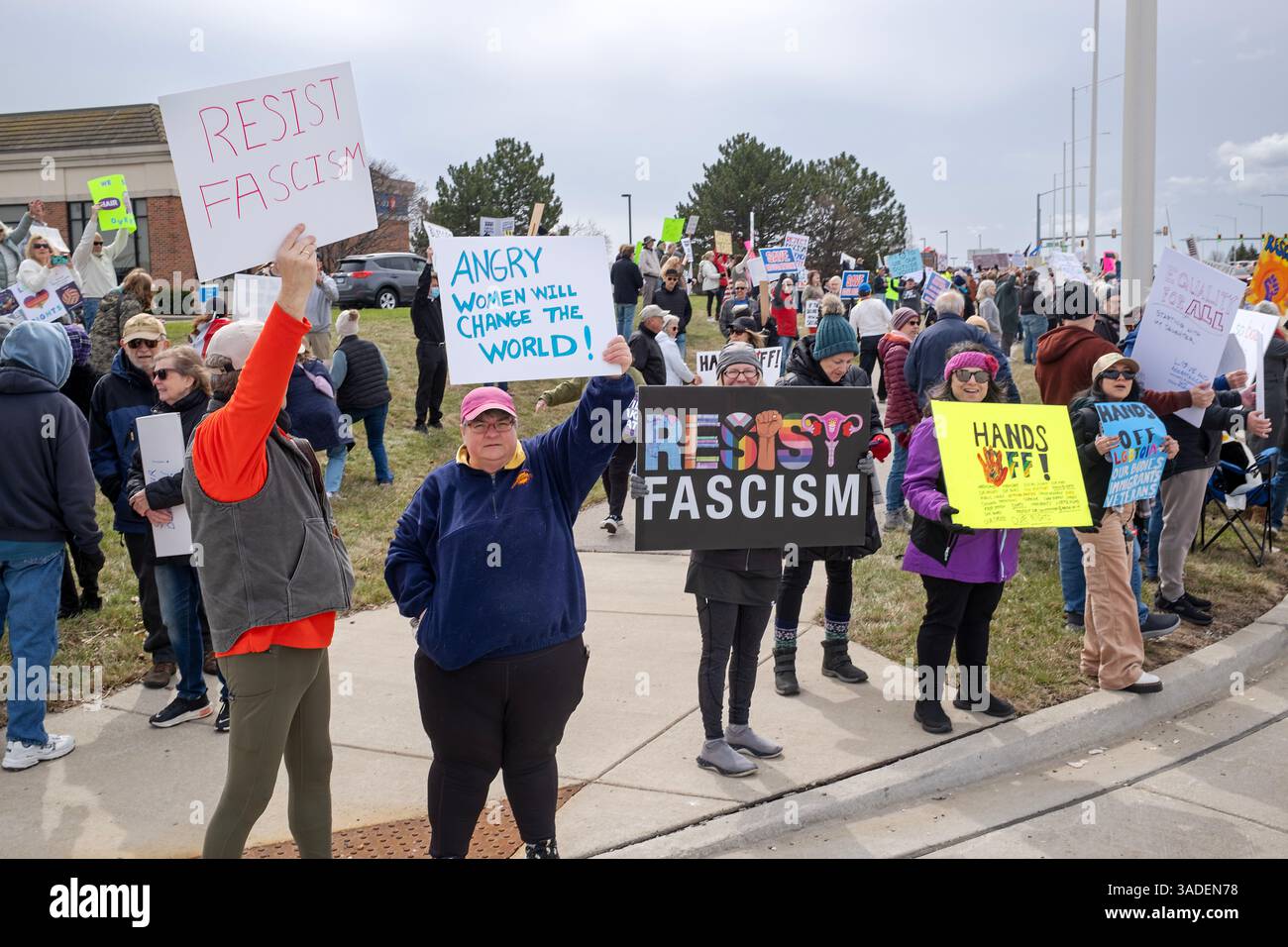 I dimostranti anti anti-Trump si riuniscono a bordo strada ad Algonquin, Illinois. 5 aprile 2025. Foto Stock