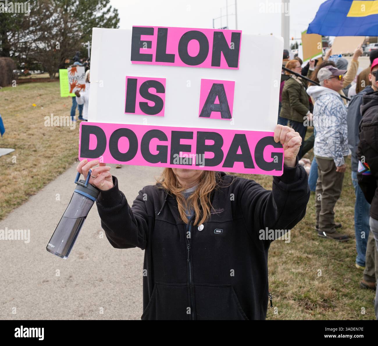 Dimostratore anti-Trump Musk alla manifestazione di protesta ad Algonquin, Illinois. 5 aprile 2025. Foto Stock