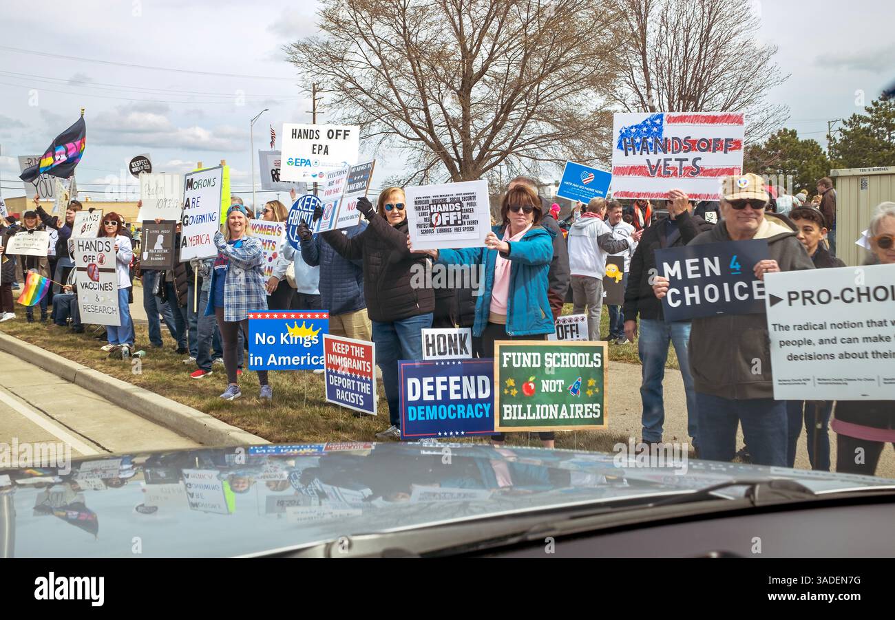 I dimostranti anti anti-Trump si riuniscono a bordo strada ad Algonquin, Illinois, Stati Uniti. 5 aprile 2025. Foto Stock
