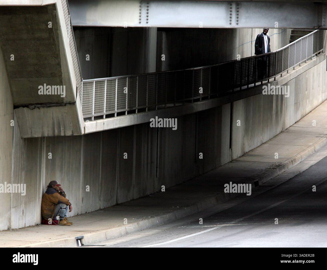 Casey Christie / The Californian. Un uomo siede sotto la sporgenza del passaggio pedonale sul sottopassaggio di Chester Avenue mentre un altro uomo ha un fumo (Credit Image: The Bakersfield Californian/ZUMAPRESS.com) Foto Stock