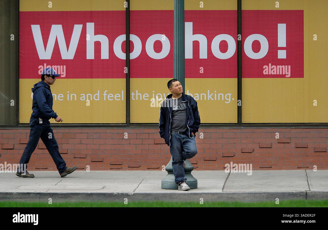 Henry A. Barrios / il californiano. Eduardo Rubio sembra tenere d'occhio il tempo mentre aspetta un giro su Chester Avenue durante il martedì pomeriggio. Rubio viene da Delano. (Immagine di credito: The Bakersfield Californian/ZUMAPRESS.com) Foto Stock
