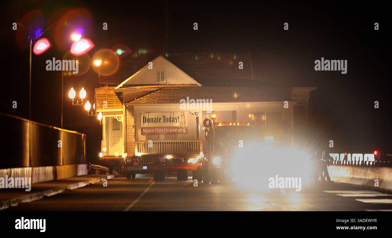 Henry A. Barrios / il californiano. La casa di Lopez-Hill attraversa il ponte di Chester Avenue per raggiungere la sua sede permanente presso il Kern County Museum. (Immagine di credito: The Bakersfield Californian/ZUMAPRESS.com) Foto Stock