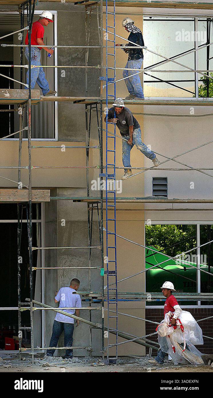 Casey Christie/ The Californian. C'era molta attività sull'impalcatura, su questo edificio in costruzione a 26th Street e Chester Avenue, nel centro di martedì. (Immagine di credito: The Bakersfield Californian/ZUMAPRESS.com) Foto Stock