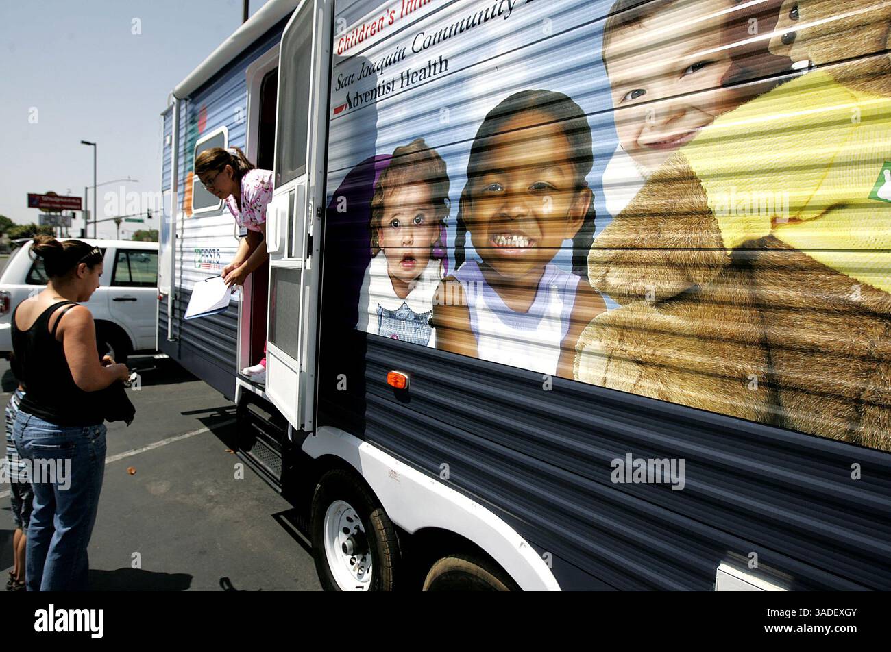 Casey Christie / The Californian. Le persone si stavano iscrivendo per le vaccinazioni dei loro bambini, mercoledì, su Chester Avenue nell'unità mobile di immunizzazione del San Joaquin Community Hospital. (Immagine di credito: The Bakersfield Californian/ZUMAPRESS.com) Foto Stock