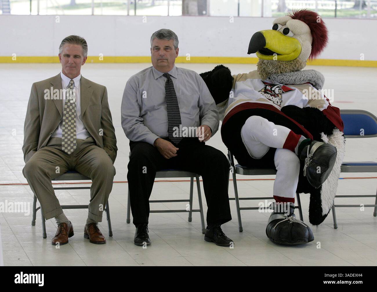 John Harte / The Californian. Il colonnello Claw'd, la mascotte dei Bakersfield Condors, si trova proprio a casa nei posti dei dignitari con il manager cittadino Alan Tandy e Vince Roche durante la cerimonia di apertura della nuova pista sportiva al Saunders Park. Roche ha contribuito a facilitare lo sviluppo della struttura..NAMES CQ (Credit Image: The Bakersfield Californian/ZUMAPRESS.com) Foto Stock