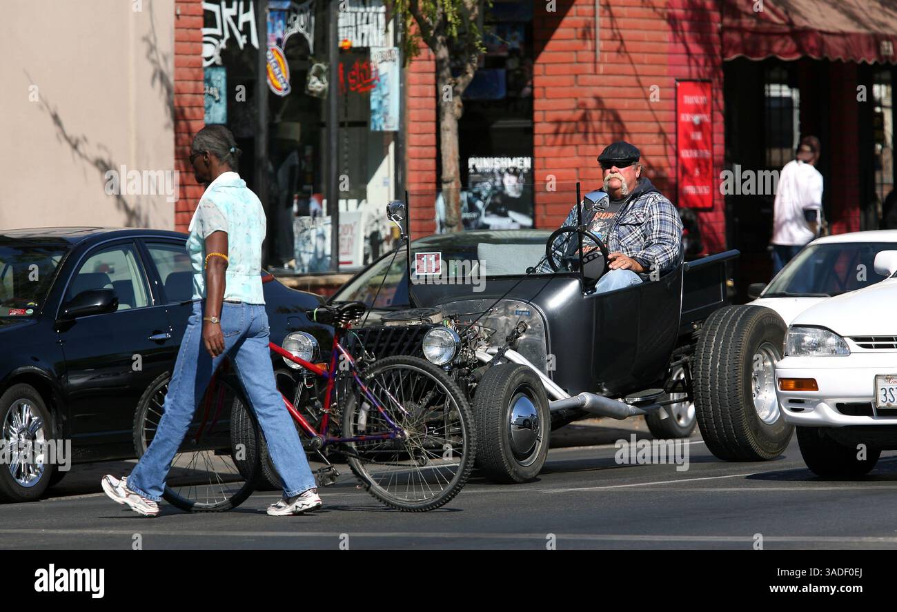 Casey Christie / The Californian. Gli automobilisti attendono al semaforo di Chester Avenue mentre un pedone che cammina in bicicletta attraversa la strada del centro di martedì. (Immagine di credito: The Bakersfield Californian/ZUMAPRESS.com) Foto Stock