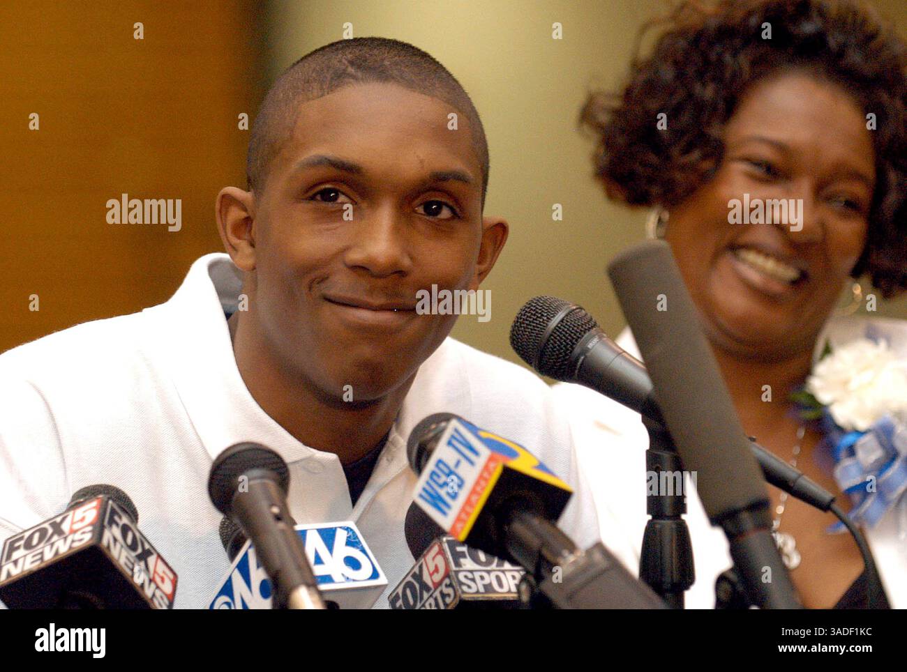 4 maggio 2005; Snellville, GA, Stati Uniti; NBA Basketball - LOUIS WILLIAMS annuncia che entrerà nel draft NBA invece di frequentare l'Università della Georgia, durante una conferenza stampa alla South Gwinnett High School, mentre sua madre, JANICE FAULKNER, ascolta. Ha protetto il suo status di dilettante non assumendo un agente. (Immagine di credito: Jason Braverman/ZUMAPRESS.com) Foto Stock