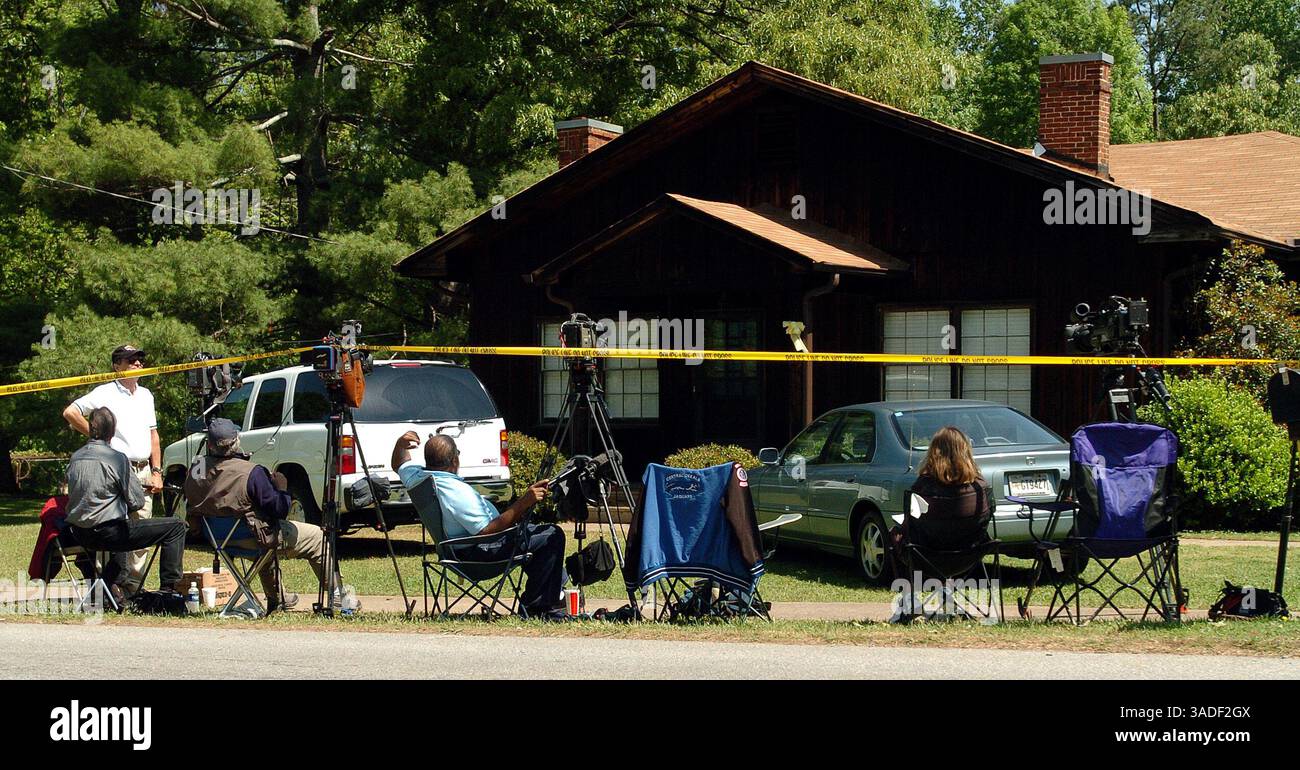 1° maggio 2005; Duluth, GA, Stati Uniti; sposa futura, Jennifer Wilbanks era stata trovata viva, non vittima di un complotto di rapimento, ma di scontri nuziali. Wilbanks, 32 anni, era sotto custodia della polizia ad Albuquerque, New Mexico, in quello che doveva essere il giorno del suo matrimonio, dopo aver inventato una storia di rapimento al suo fidanzato su un telefono a pagamento del 7-11 prima di questa mattina. Wilbanks è stata denunciata la scomparsa martedì 26 aprile 2005 di sera dal suo fidanzato, che ha detto che Wilbanks è stata vista l'ultima volta ore prima lasciando la sua casa per fare jogging sul suo percorso di un miglio, ha detto la polizia. La polizia ha detto che le accuse non saranno presentate contro la signorina Wilbanks. Foto Stock