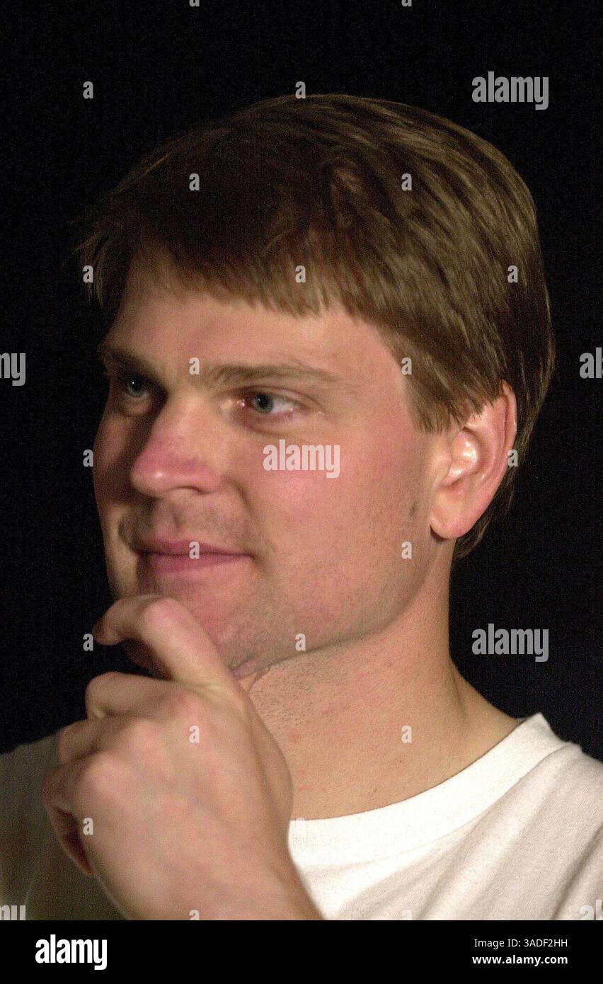 30 aprile 2005; Duluth, GA, Stati Uniti; JOHN MASON ascolta mentre i membri della famiglia parlano ai media di fronte alla sua casa a Duluth, GA, all'inizio di sabato, 30 aprile 2005, con la notizia che la sua futura sposa, Jennifer Wilbanks, era stata trovata viva, non vittima di un complotto di rapimento ma di brividi di nuziali. Wilbanks, 32 anni, era sotto custodia della polizia ad Albuquerque, New Mexico, in quello che doveva essere il giorno del suo matrimonio, dopo aver inventato una storia di rapimento al suo fidanzato su un telefono a pagamento del 7-11 prima di questa mattina. Wilbanks è stata segnalata scomparsa martedì 26 aprile 2005 di sera dal suo fidanzato, che ha detto che Wilbanks è stato visto l'ultima volta Foto Stock