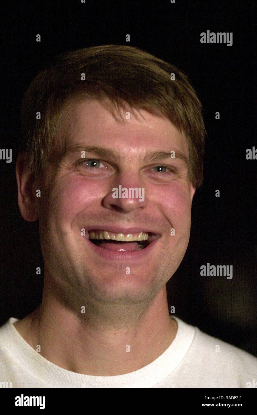 30 aprile 2005; Duluth, GA, Stati Uniti; JOHN MASON reagisce di fronte alla sua casa a Duluth all'inizio di oggi alla notizia che la sua futura sposa, Jennifer Wilbanks, era stata trovata viva, non vittima di un complotto di rapimento, ma di scontri nuziali. Wilbanks, 32 anni, era sotto custodia della polizia ad Albuquerque, New Mexico, in quello che doveva essere il giorno del suo matrimonio, dopo aver inventato una storia di rapimento al suo fidanzato su un telefono a pagamento del 7-11 prima di questa mattina. Wilbanks è stata segnalata scomparsa martedì 26 aprile 2005 di sera dal suo fidanzato, che ha detto che Wilbanks è stata vista l'ultima volta ore prima lasciando la sua casa per fare jogging sul suo percorso di un miglio, p Foto Stock