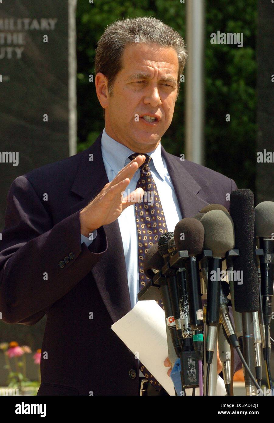 25 maggio 2005; Lawrenceville, GA, Stati Uniti; il procuratore distrettuale della contea di Gwinnett DANNY PORTER, a sinistra, si rivolge ai media, fuori dal Gwinnett Justice and Administration Center di Lawrenceville, GA, per le accuse contro la sposa fuggitiva Jennifer Wilbanks. Porter ha annunciato che Wilbanks è stata incriminata mercoledì con l'accusa di aver mentito alla polizia sostenendo di essere stata rapita. Se condannata, potrebbe affrontare fino a sei anni di prigione e ricevere l'ordine di rimborsare la polizia per gli oltre 50.000 dollari spesi per la sua ricerca di tre giorni. (Immagine di credito: Jason Braverman/ZUMAPRESS.com) Foto Stock