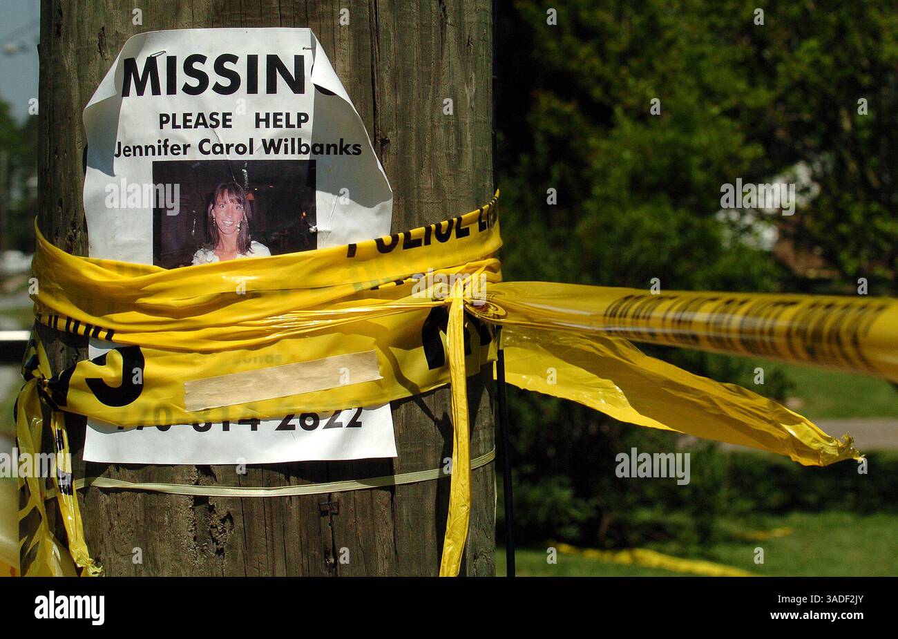 1° maggio 2005; Duluth, GA, Stati Uniti; sposa futura, Jennifer Wilbanks era stata trovata viva, non vittima di un complotto di rapimento, ma di scontri nuziali. Wilbanks, 32 anni, era sotto custodia della polizia ad Albuquerque, New Mexico, in quello che doveva essere il giorno del suo matrimonio, dopo aver inventato una storia di rapimento al suo fidanzato su un telefono a pagamento del 7-11 prima di questa mattina. Wilbanks è stata denunciata la scomparsa martedì 26 aprile 2005 di sera dal suo fidanzato, che ha detto che Wilbanks è stata vista l'ultima volta ore prima lasciando la sua casa per fare jogging sul suo percorso di un miglio, ha detto la polizia. La polizia ha detto che le accuse non saranno presentate contro la signorina Wilbanks. Foto Stock