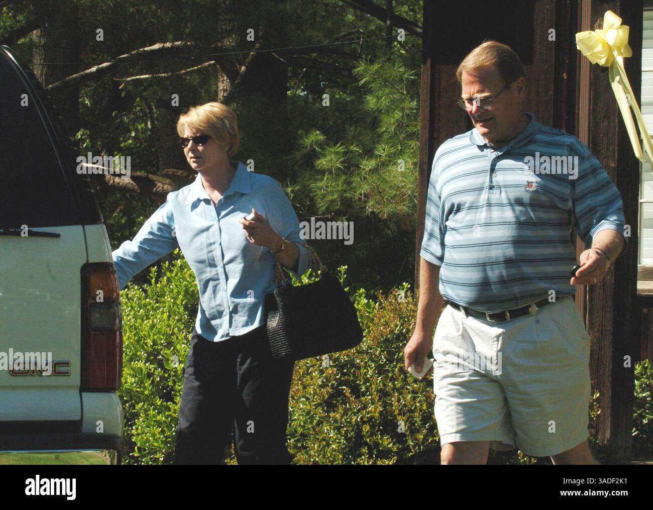 1° maggio 2005; Duluth, GA, Stati Uniti; sposa futura, Jennifer Wilbanks era stata trovata viva, non vittima di un complotto di rapimento, ma di scontri nuziali. Wilbanks, 32 anni, era sotto custodia della polizia ad Albuquerque, New Mexico, in quello che doveva essere il giorno del suo matrimonio, dopo aver inventato una storia di rapimento al suo fidanzato su un telefono a pagamento del 7-11 prima di questa mattina. Wilbanks è stata denunciata la scomparsa martedì 26 aprile 2005 di sera dal suo fidanzato, che ha detto che Wilbanks è stata vista l'ultima volta ore prima lasciando la sua casa per fare jogging sul suo percorso di un miglio, ha detto la polizia. La polizia ha detto che le accuse non saranno presentate contro la signorina Wilbanks. Foto Stock