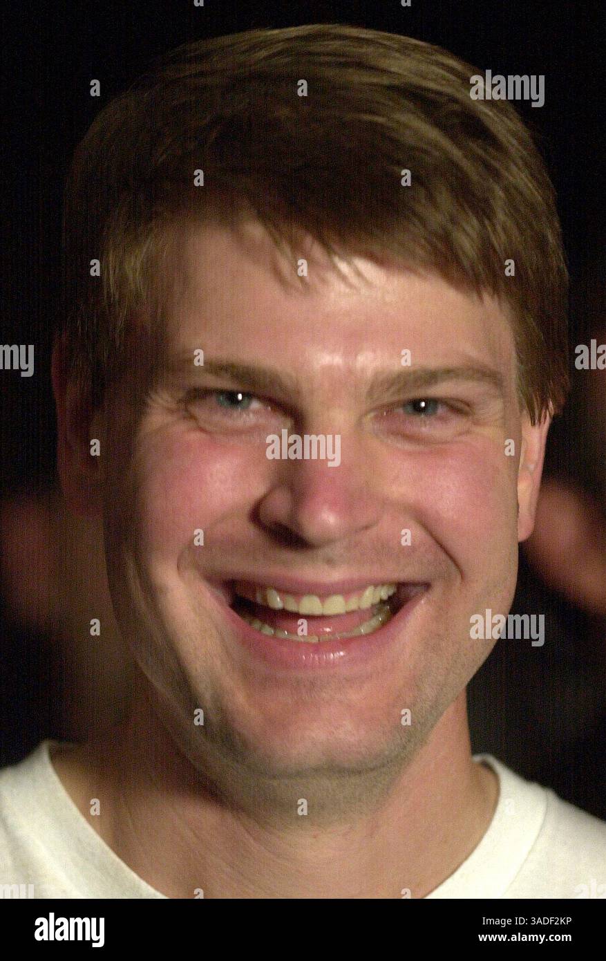 30 aprile 2005; Duluth, GA, Stati Uniti; JOHN MASON reagisce di fronte alla sua casa a Duluth all'inizio di oggi alla notizia che la sua futura sposa, Jennifer Wilbanks, era stata trovata viva, non vittima di un complotto di rapimento, ma di scontri nuziali. Wilbanks, 32 anni, era sotto custodia della polizia ad Albuquerque, New Mexico, in quello che doveva essere il giorno del suo matrimonio, dopo aver inventato una storia di rapimento al suo fidanzato su un telefono a pagamento del 7-11 prima di questa mattina. Wilbanks è stata segnalata scomparsa martedì 26 aprile 2005 di sera dal suo fidanzato, che ha detto che Wilbanks è stata vista l'ultima volta ore prima lasciando la sua casa per fare jogging sul suo percorso di un miglio, p Foto Stock