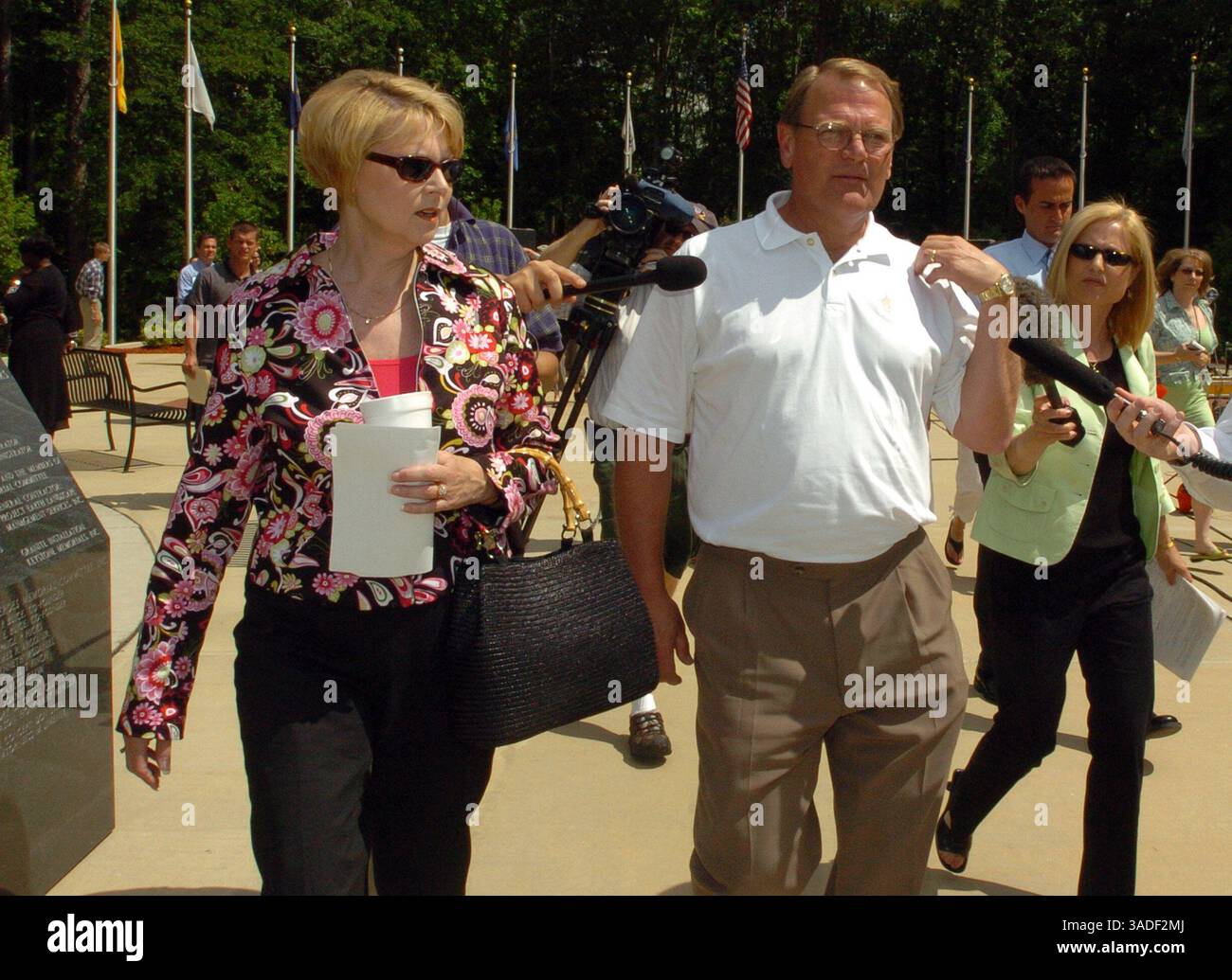25 maggio 2005; Lawrenceville, GA, Stati Uniti; VICKI, a sinistra, e CLAUDE MASON, genitori di John Mason, lasciano la conferenza stampa dove il procuratore distrettuale della contea di Gwinnett Danny Porter ha annunciato che la sposa fuggitiva Jennifer Wilbanks è stata incriminata per aver mentito alla polizia sostenendo che era stata rapita. Se condannata, potrebbe affrontare fino a sei anni di prigione e ricevere l'ordine di rimborsare la polizia per gli oltre 50.000 dollari spesi per la sua ricerca di tre giorni. . (Immagine di credito: Jason Braverman/ZUMAPRESS.com) Foto Stock
