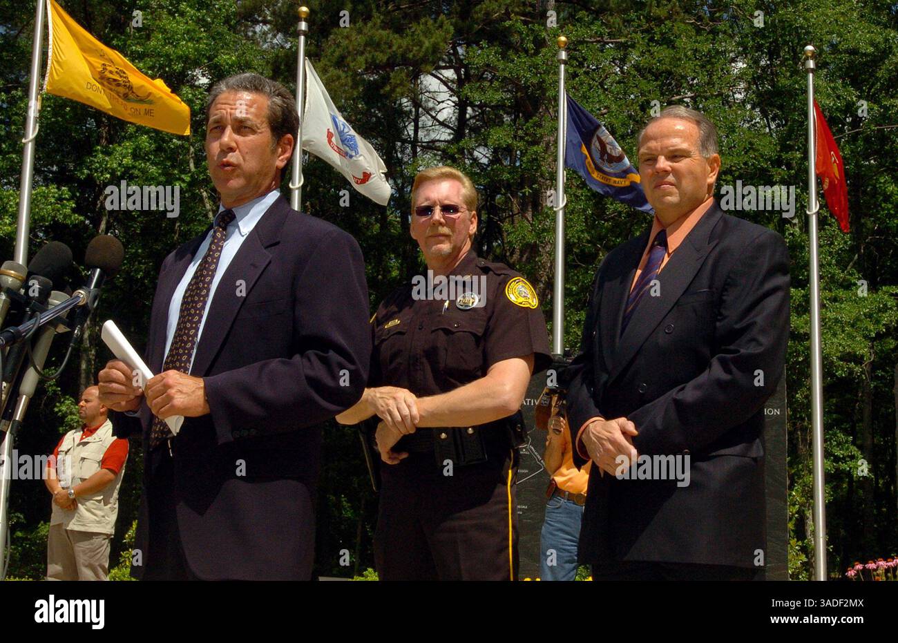 25 maggio 2005; Lawrenceville, GA, Stati Uniti; il procuratore distrettuale della contea di Gwinnett DANNY PORTER, a sinistra, si rivolge ai media, fuori dal Gwinnett Justice and Administration Center di Lawrenceville, GA, per le accuse contro la sposa fuggitiva Jennifer Wilbanks. Porter ha annunciato che Wilbanks è stata incriminata mercoledì con l'accusa di aver mentito alla polizia sostenendo di essere stata rapita. Se condannata, potrebbe affrontare fino a sei anni di prigione e ricevere l'ordine di rimborsare la polizia per gli oltre 50.000 dollari spesi per la sua ricerca di tre giorni. In piedi Porter e' il Duluth, capo della polizia, RANDY BELCHER, cen Foto Stock