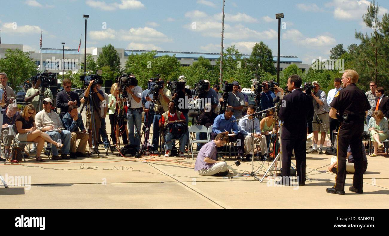 25 maggio 2005; Lawrenceville, GA, Stati Uniti; il procuratore distrettuale della contea di Gwinnett DANNY PORTER, a sinistra, si rivolge ai media, fuori dal Gwinnett Justice and Administration Center di Lawrenceville, GA, per le accuse contro la sposa fuggitiva Jennifer Wilbanks. Porter ha annunciato che Wilbanks è stata incriminata mercoledì con l'accusa di aver mentito alla polizia sostenendo di essere stata rapita. Se condannata, potrebbe affrontare fino a sei anni di prigione e ricevere l'ordine di rimborsare la polizia per gli oltre 50.000 dollari spesi per la sua ricerca di tre giorni. (Immagine di credito: Jason Braverman/ZUMAPRESS.com) Foto Stock