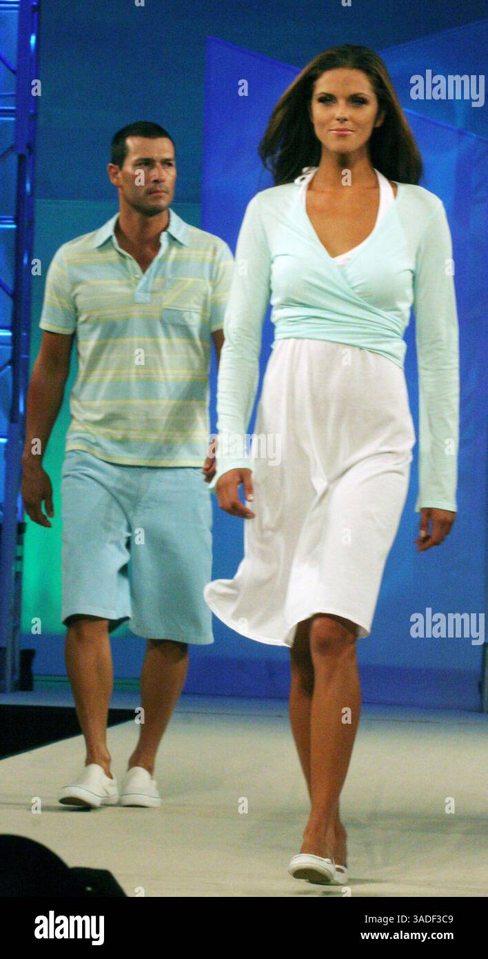 28 agosto 2007 - Las Vegas, NV, USA - i modelli indossano una polo a righe Gotcha e un cortometraggio a coste polveri, a sinistra e un top in maglia di menta Sprit e un abito in maglia bianca ricamato alla MAGICA sfilata di moda di Las Vegas (Credit Image: Barry Sweet/ZUMAPRESS.com) Foto Stock