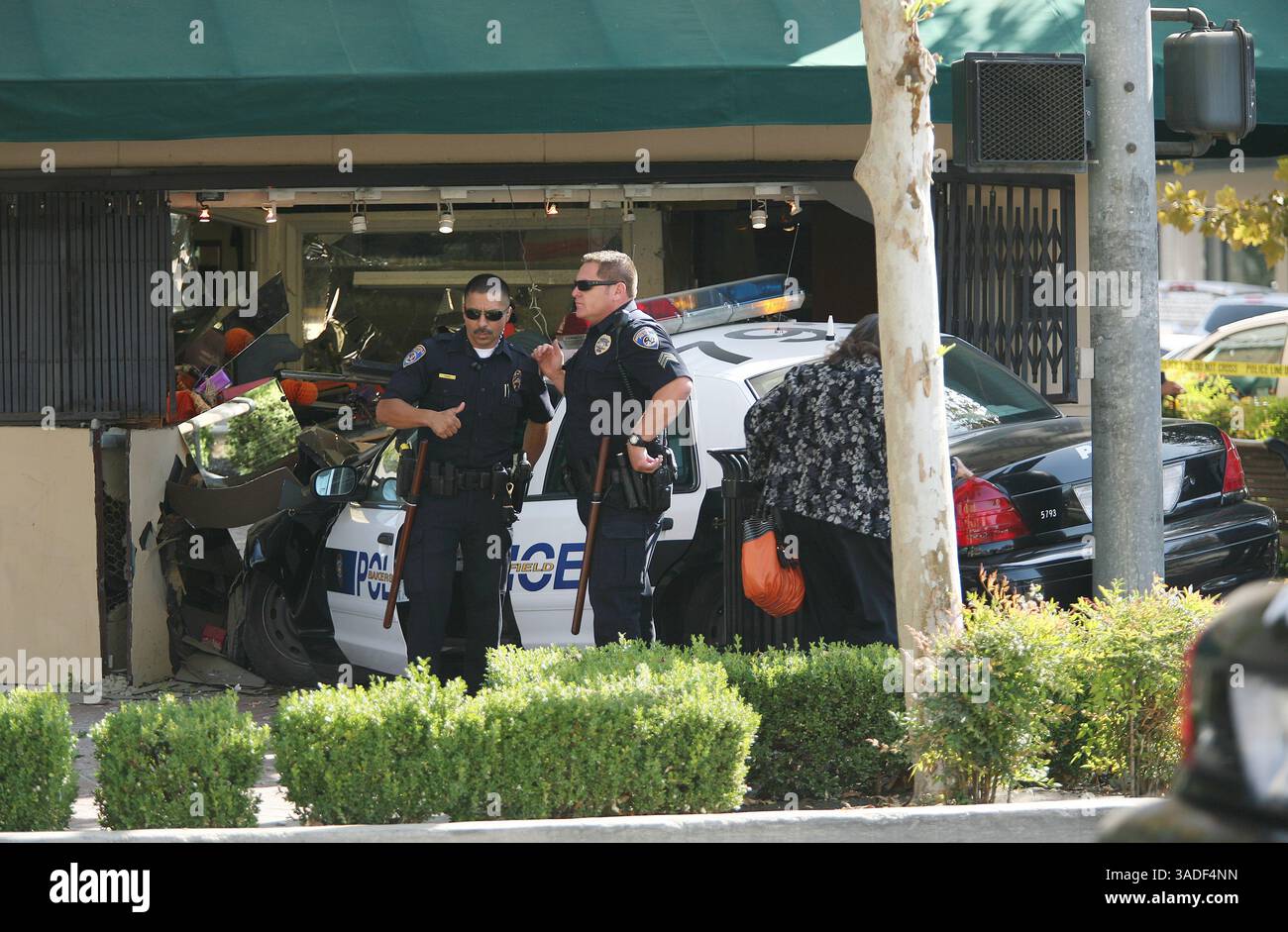 Casey Christie / The Californian. Gli agenti della polizia di Bakersfield controllano la scena di un incidente d'auto della BPD, mercoledì, alla 19th e Chester Avenue nel centro di Bakersfield. L'ufficiale in questo veicolo stava andando codice tre (Credit Image: The Bakersfield Californian/ZUMAPRESS.com) Foto Stock